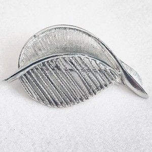 💎BSK Silver Tone Leaf Brooch